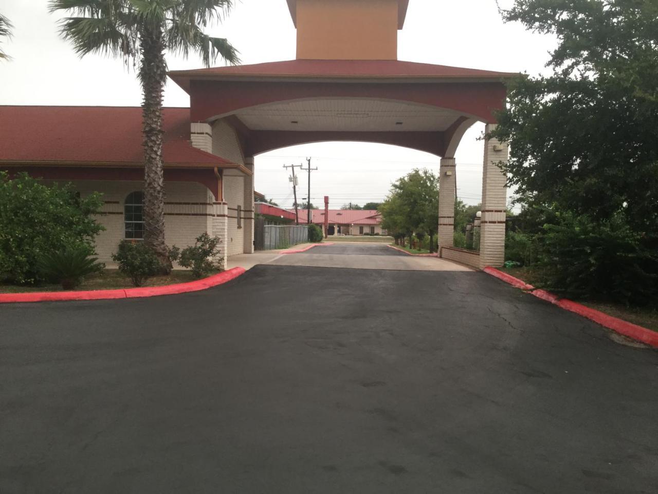 Luxury Inn And Suites Seaworld San Antonio Exterior photo